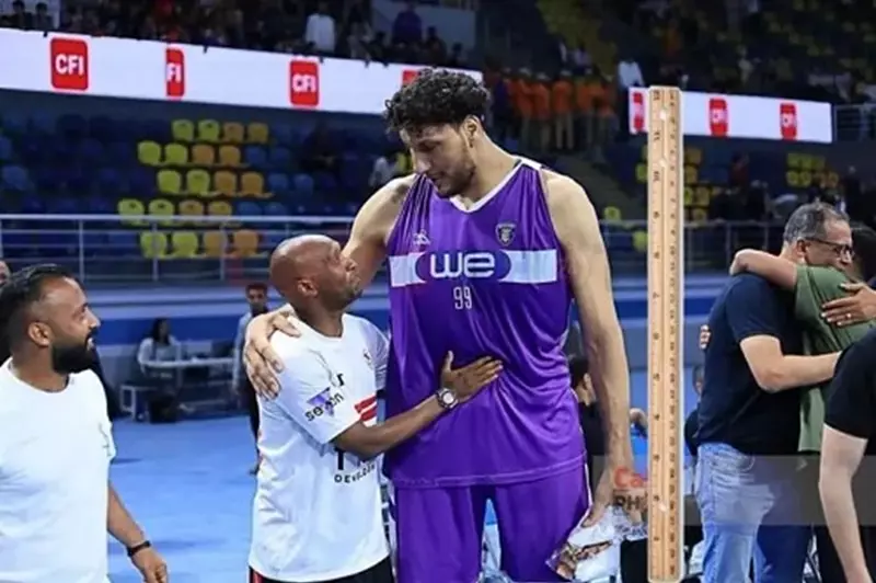 لقب بالعملاق ومثل مع مكي.. يلا كورة يحاور حمد فتحي لاعب السلة 